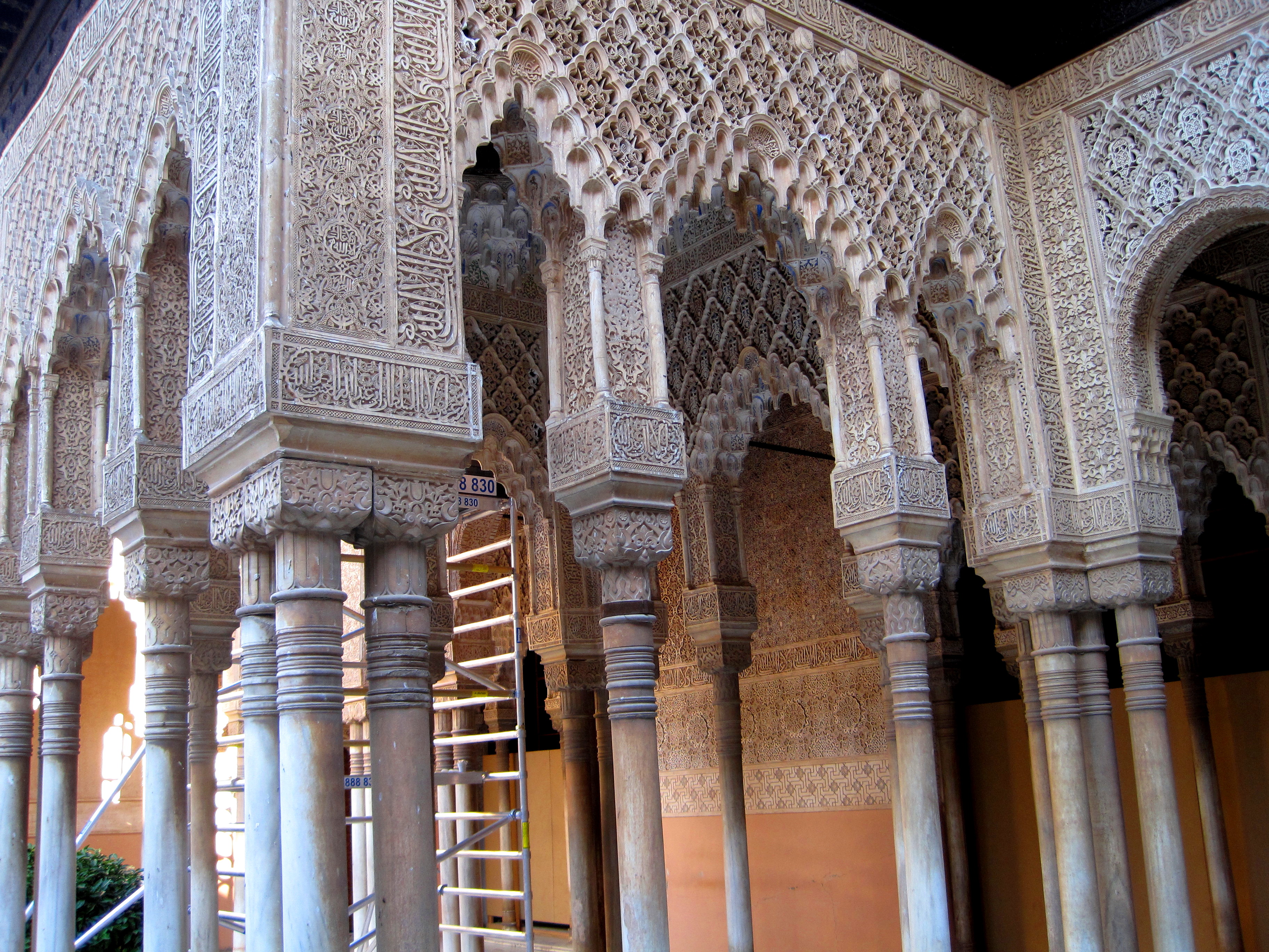 Patio columnado de La Alhambra de Granada, referencia del estilo