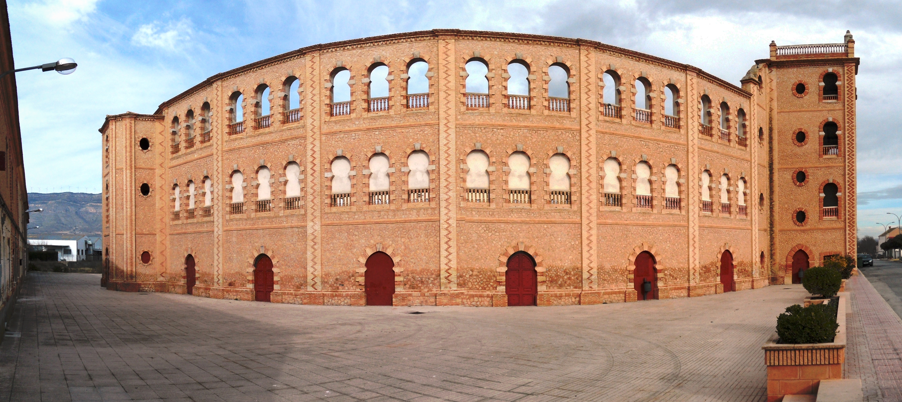 Plaza de toros de Caudete al anochecer