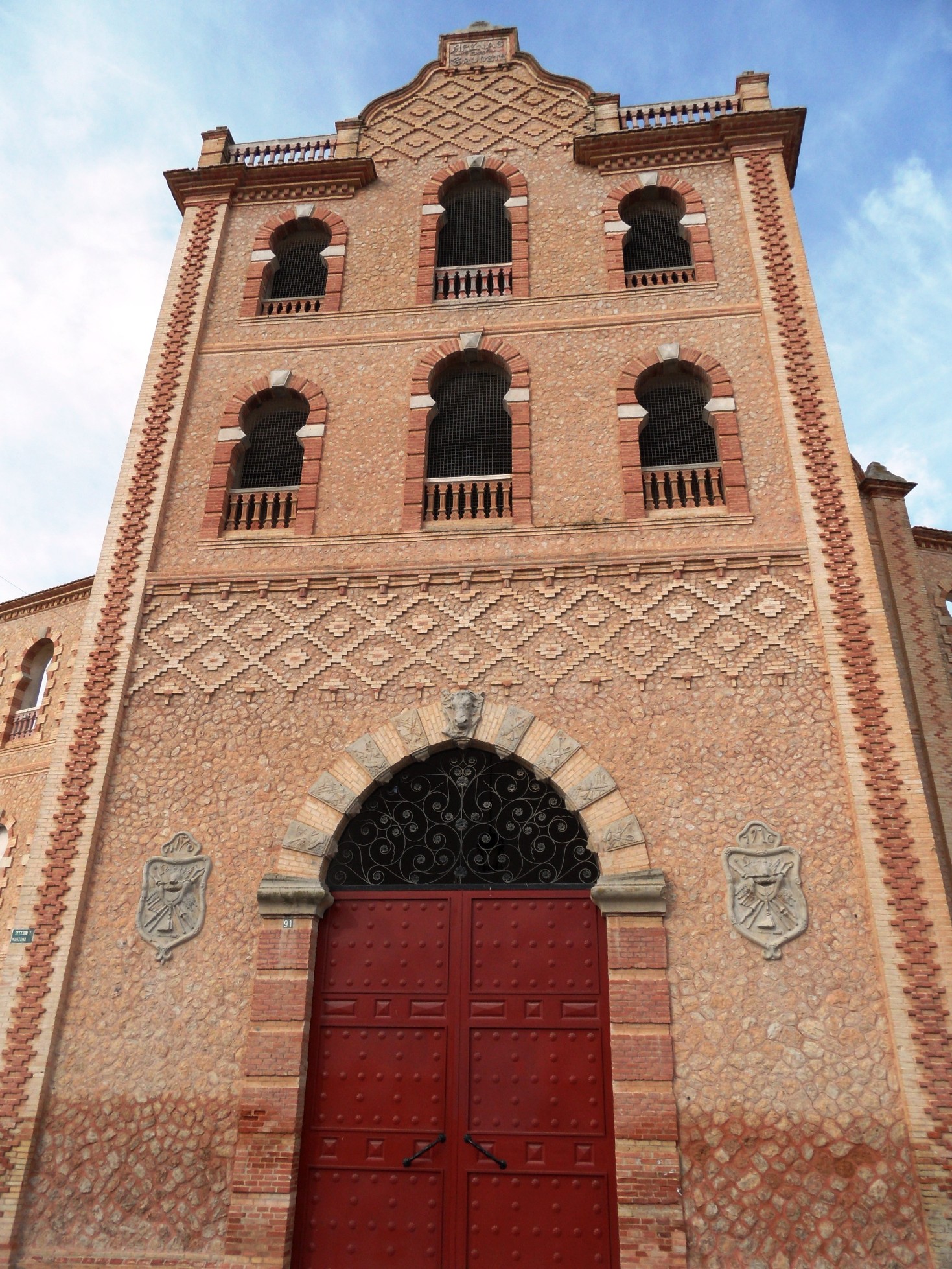 Portada de la plaza de toros de Caudete, obra del conde de San Carlos