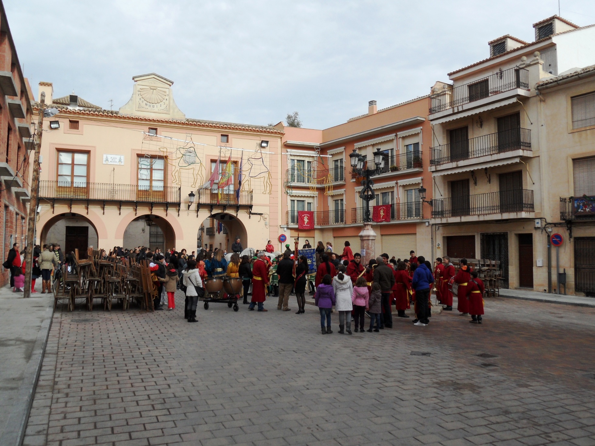 Plaza de la iglesia en vísperas de Reyes