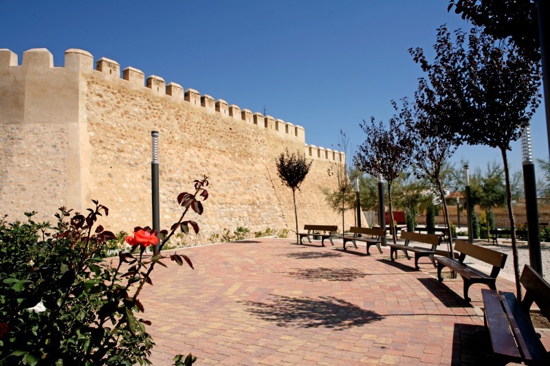 Fachada y jardines del castillo de Caudete